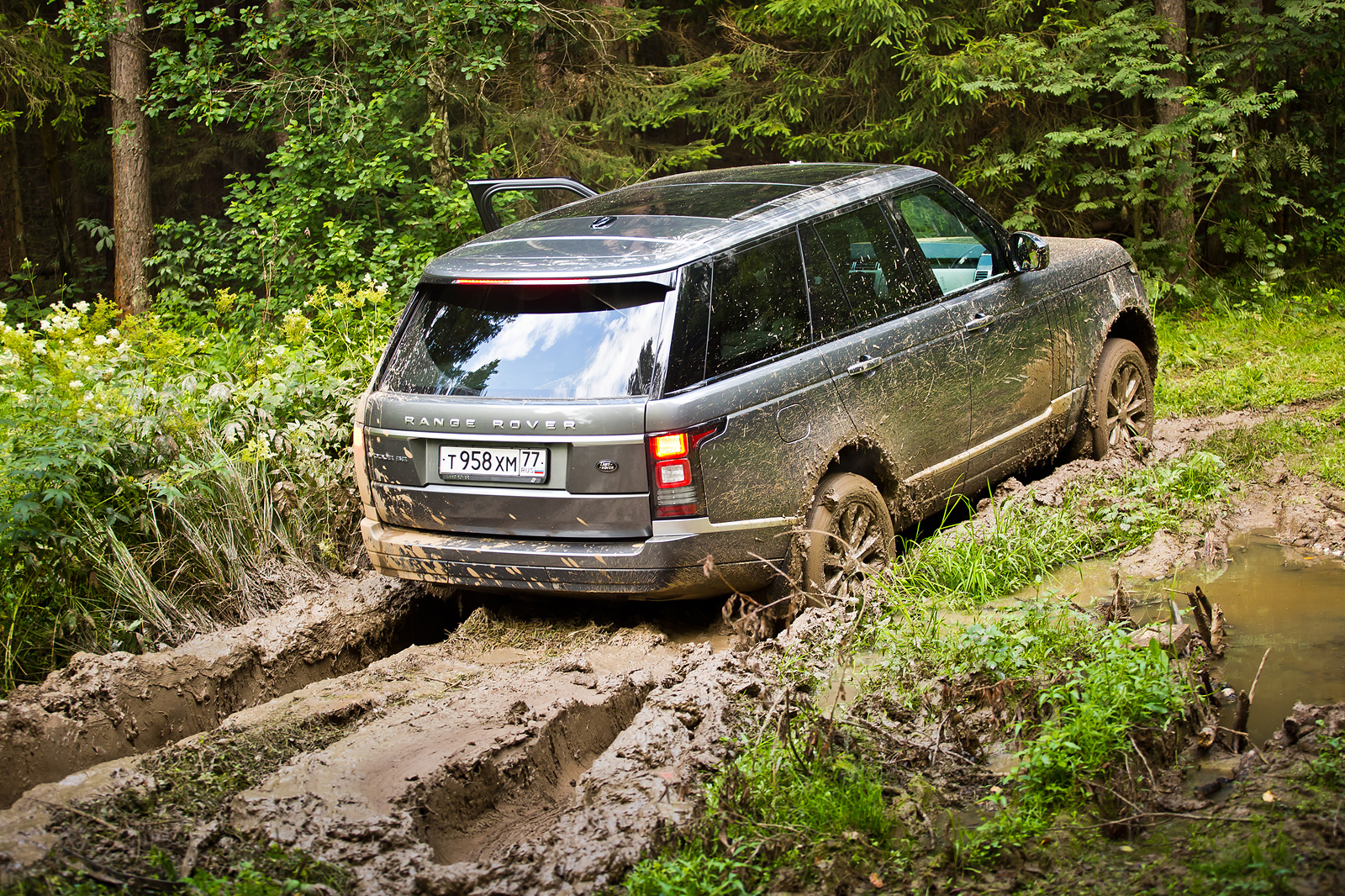 Сможет ли новый Range Rover — в одиночку заменить —представительский седан  и вездеход — Тест-драйв — Motor