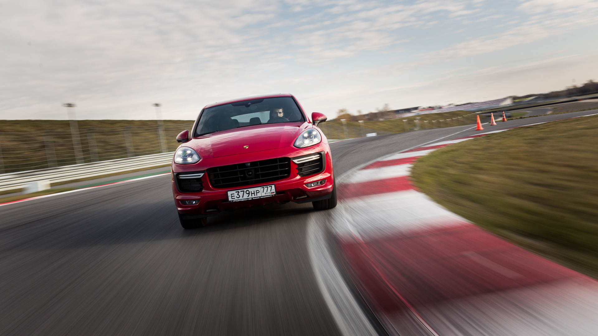 Насыщенный тест всех версий Porsche Macan и Cayenne в трех стихиях – на  шоссе, треке и бездорожье — Репортаж — Motor