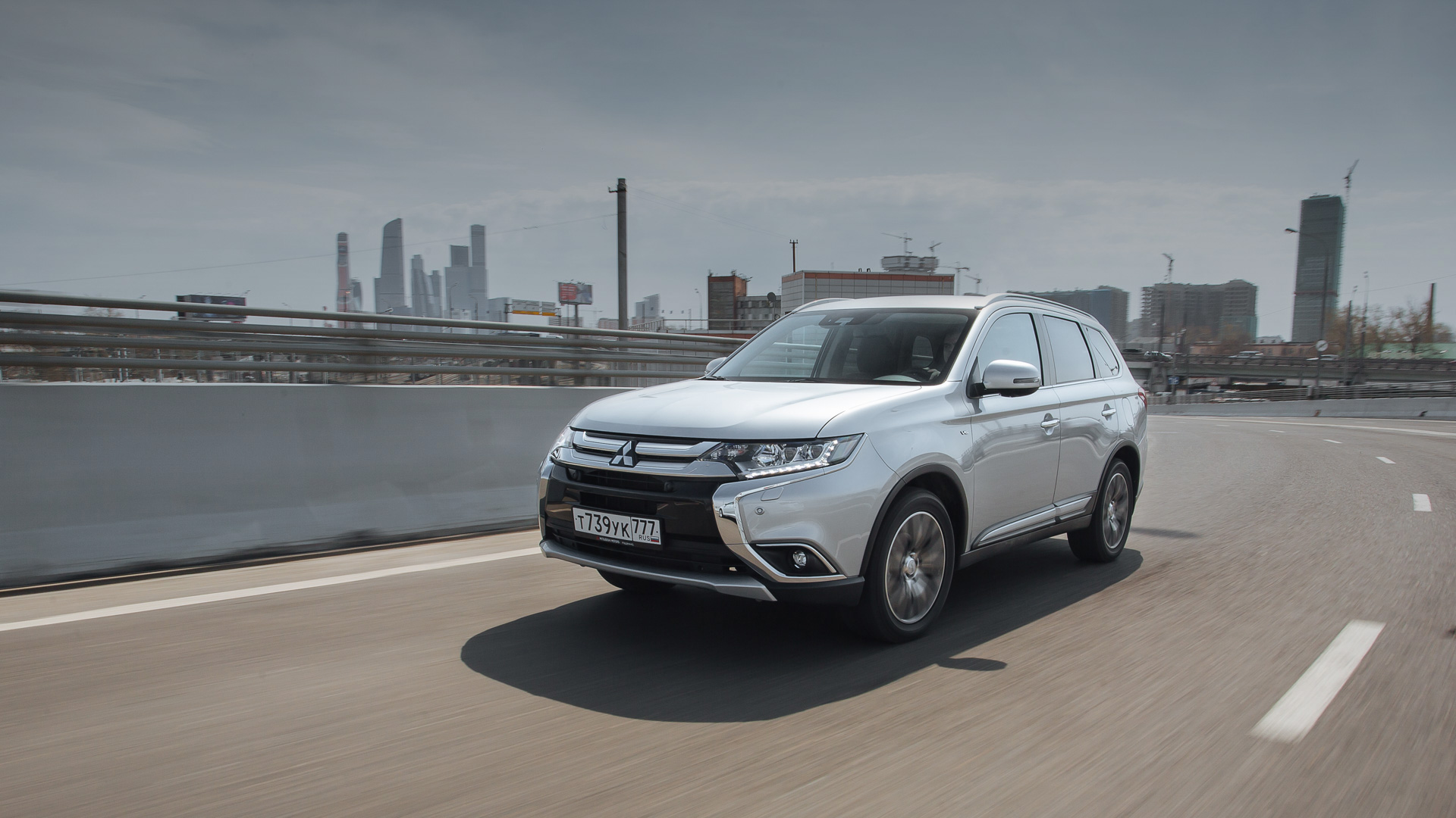 Митсубиси аутлендер 4. Outlander gt тест. Mitsubishi Outlander 3 горы. Фото Аутлендер 2017 снизу. Аутлендер gt сравнить с Прадо видео.