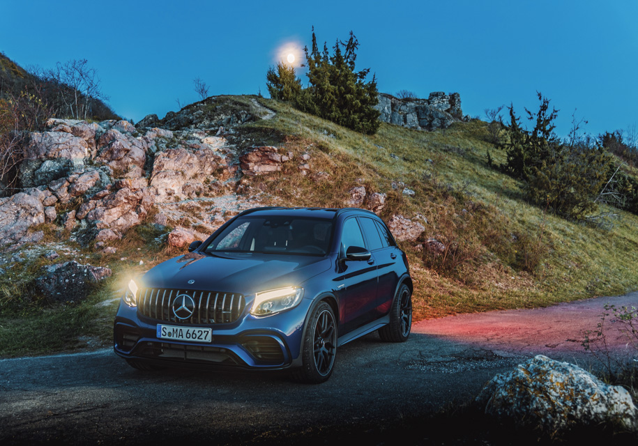 Снаружи опознать «шестьдесят третий» проще всего по решетке радиатора: кроссовер первым из более-менее гражданских «Мерседесов» примерил стиль Panamericana с вертикальными планками. Раньше эта решетка была только у AMG GT R, потом ее получили остальные AMG GT, а в перспективе так будут декорированы вообще все машины из Аффальтербаха. Из прочих отличий – агрессивные бамперы (снова с нотками GT R), расширенные крылья, спойлер над пятой дверью и, разумеется, громадные «тапки». До 21 дюйма в диаметре.