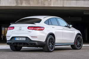 <mark>Вообще, у GLC 63 есть не только версия S из нашего теста, но и «обычная», с 476 лошадиными силами и четырьмя секундами до сотни.</mark> А еще Mercedes-AMG предлагает все то же самое, только в купеобразной оболочке, как на фото. Но забудьте, что мы вам это говорили! Потому что все эти комбинации сводятся к трем вариантам: медленному, страшному и медленному и страшному.