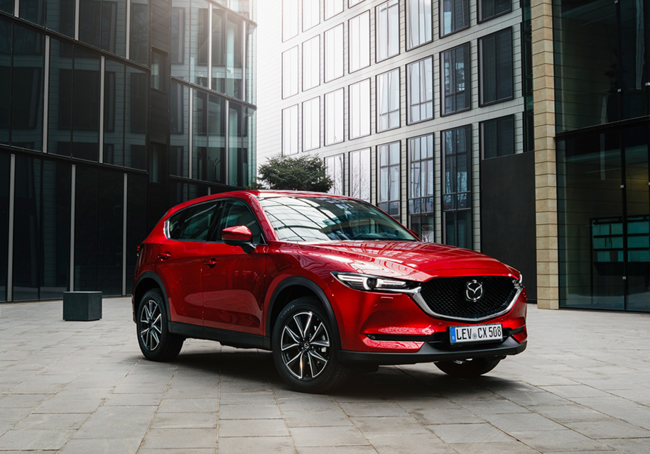 ##<mark>Mazda CX-5</mark>Mazda CX-5 тоже серьезный оппонент, который давно чувствует себя во всех чартах как дома. После смены поколения японский кроссовер продается у нас с двумя бензиновыми двигателями 2.0 (150 сил) и 2.5 (192 силы), и ценен минимум в 1 431 000 рублей. Топовая модификация стоит 2 003 000 рублей.