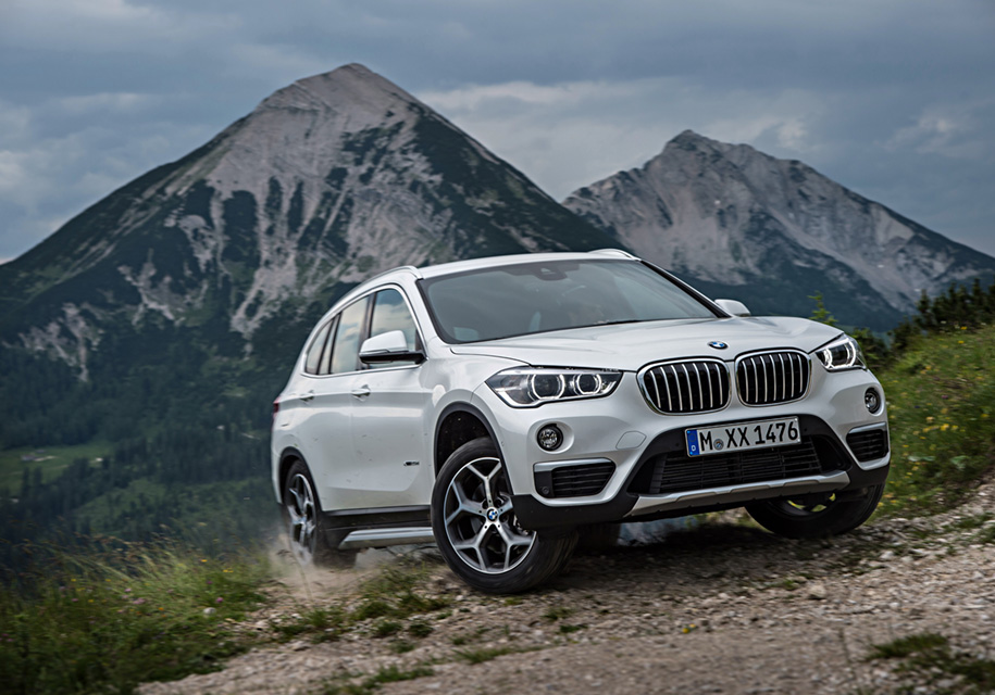 ##<mark>BMW X1</mark>Соплатформенный с MINI Countryman кросссовер BMW X1 стоит в России минимум 1 880 000 рублей. Это моноприводная машина с полуторалитровым мотором мощностью 140 лошадиных сил. Топовая модификация (полный привод, дизель, 231 л.с.) оценена в 2 590 000 рублей.