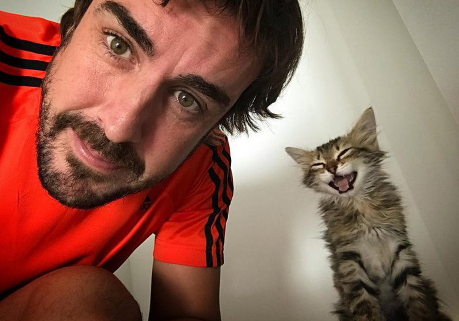 Не совсем про Бразилию, но не запостить нельзя: Фернандо вернулся домой после Мексики и сделал там вот эту ломающую мимимиметры фотографию