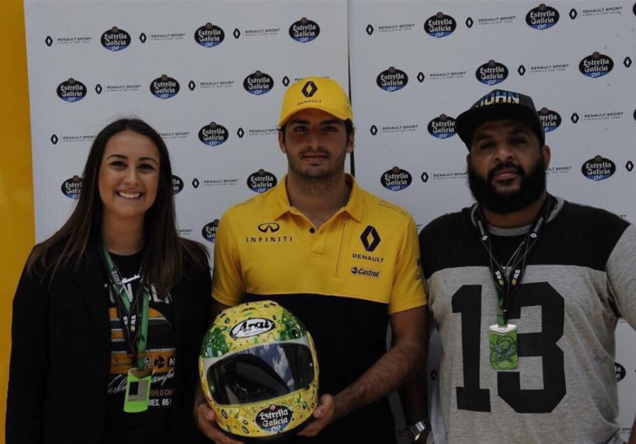 Институт Айртона Сенны вручил Карлосу Сайнсу особый шлем