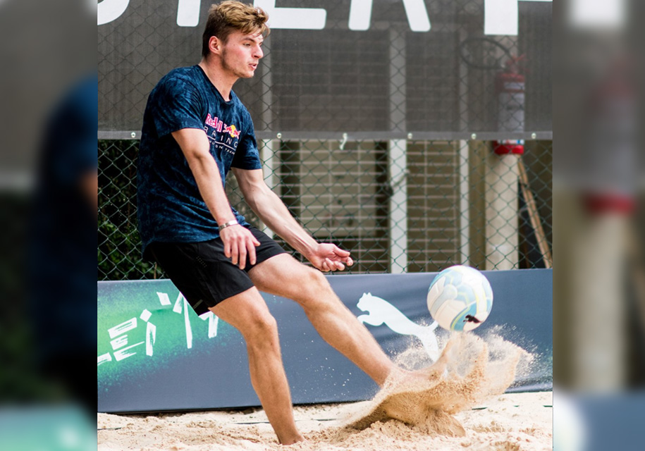 Гонщики Red Bull попробовали национальное бразильское развлечение – футволей