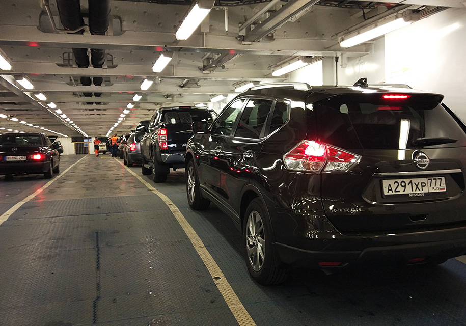 Вместимость парома – 800 легковушек или 130 трейлеров. И до полутора тысяч пассажиров.