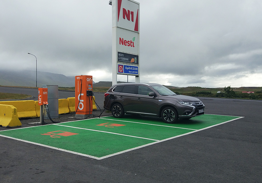 Зато на более крупных – раздолье. Есть даже зарядные станции для электромобилей. И, как видите, клиентура.