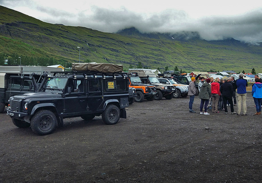 Все эти люди прибыли в Исландию, чтобы далеко и надолго уехать от цивилизации. В машинах – все, что нужно для автономной жизни.