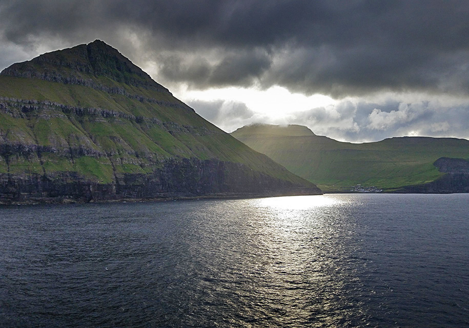 Среди этих островов паром идет больше часа. И когда вам начинает казаться, что вы уже насмотрелись...