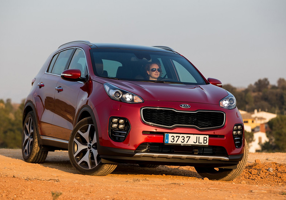 ##<mark>Kia Sportage: 2 084 900 рублей</mark> Самая идеологически близкая к «моей» CX-5 версия Kia Sportage – GT-Line со 177-сильным двигателем 1.6 и семиступенчатой роботизированной трансмиссией. Комплектация у такой машины всего одна, и она превосходит «Мазду» наличием вентиляции передних сидений и системы автоматической парковки. А еще здесь будет большая панорамная крыша, в то время как в CX-5 обычный скромный люк входит только в самый дорогой и бесполезный дополнительный пакет. Кстати, если доплатить всего 10 тысяч сверху, можно взять Sportage с таким же оснащением, но оснащенный 184-сильным двухлитровым дизелем. И это, возможно, даже более привлекательный вариант – хотя бы с точки зрения расходов на топливо.