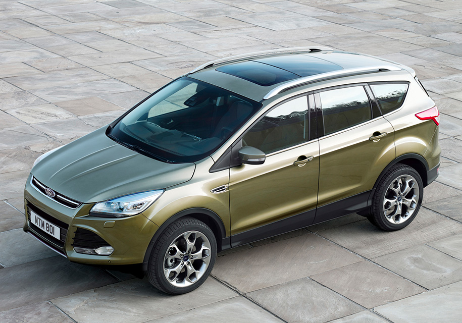 ##<mark>Ford Kuga: 2 002 000 рублей</mark> Кроссовер от «Форда» заметно дешевле: за те же деньги, что и «Мазда» без опций, он предлагает то же, что и «Мазда» с опциями – плюс, опять же, автопарковщик и стеклянную крышу. Правда, регулировки пассажирского сиденья останутся механическими, а двигателем будет 182-сильный турбированный Ecoboost объемом 1,5 литра – сертифицированный под «девяноста второй» бензин, но [уличенный](https://motor.ru/testdrives/fordkugap1.htm) нами в неуемном аппетите. Зато на стороне «Куги» – возможно, самое драйверское шасси в классе. В общем, тут есть о чем подумать.