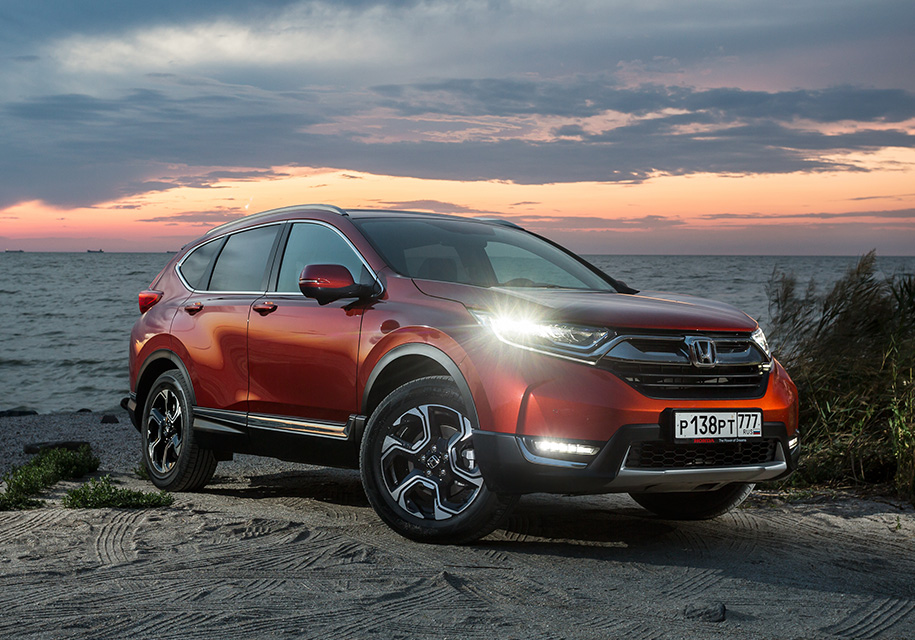 ##<mark>Honda CR-V: 2 249 900 рублей</mark> Темная лошадка российского рынка: самый популярный кроссовер в мире, который у нас никто не покупает. 186-сильная версия с мотором 2.4 и в примерно аналогичной комплектации выйдет дороже всех – два миллиона с четвертью. Но она может приглянуться тем, кому нужны системы безопасности: слежение за разметкой и мертвыми зонами входит в цену. Но! Если вам обязательно нужна навигация, готовьтесь выложить еще 150 тысяч сверху – цена топовой CR-V вплотную приближается к 2,4 миллионам. Бонусом дадут проекционный дисплей, люк и сабвуфер.