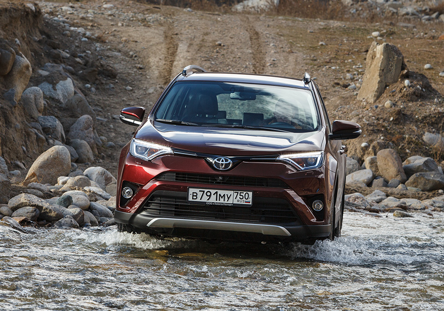 ##<mark>Toyota RAV4: 2 215 000 рублей</mark> Если собирать RAV4 под тот же уровень, что и CX-5, придется выложить на сто с лишним тысяч больше – это будет машина с 2,5-литровым двигателем мощностью 180 лошадиных сил и в комплектации «Престиж». Минус – обычные, а не адаптивные фары, а заодно спорные ездовые характеристики и небезупречный салон. Плюс – обогрев лобового стекла по всей площади (как у Kia и Volkswagen), а также мультимедийка с интегрированными сервисами «Яндекса» и встроенным модемом. Пожалуй, единственная штатная навигационная система, которой вы действительно будете пользоваться.