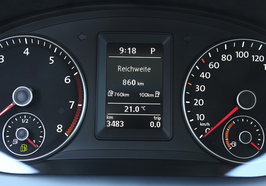 В салоне газовые «Фольксвагены» легко отличить по двум датчикам запаса топлива.