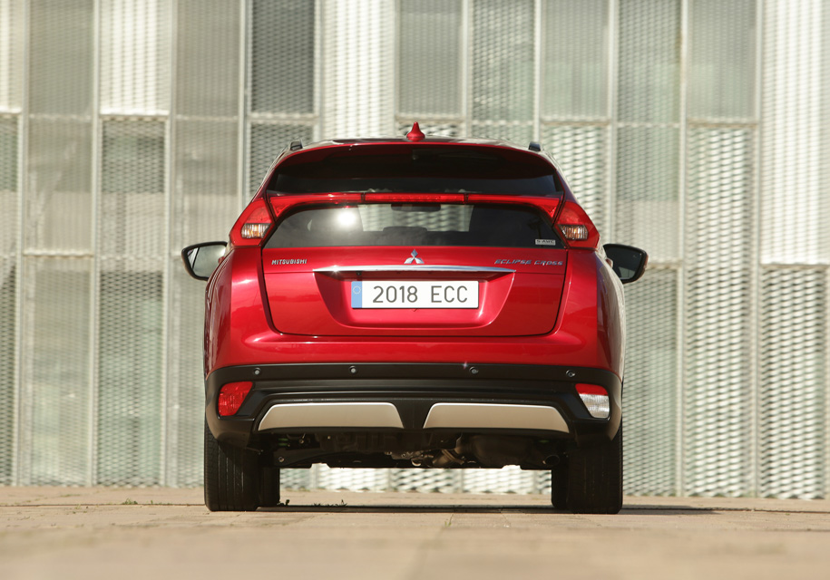 Дорожный просвет Mitsubishi Eclipse Cross составляет 183 миллиметра. Угол въезда равен невыдающимся 18,8 градуса, зато съезда - 29,6 градуса! 