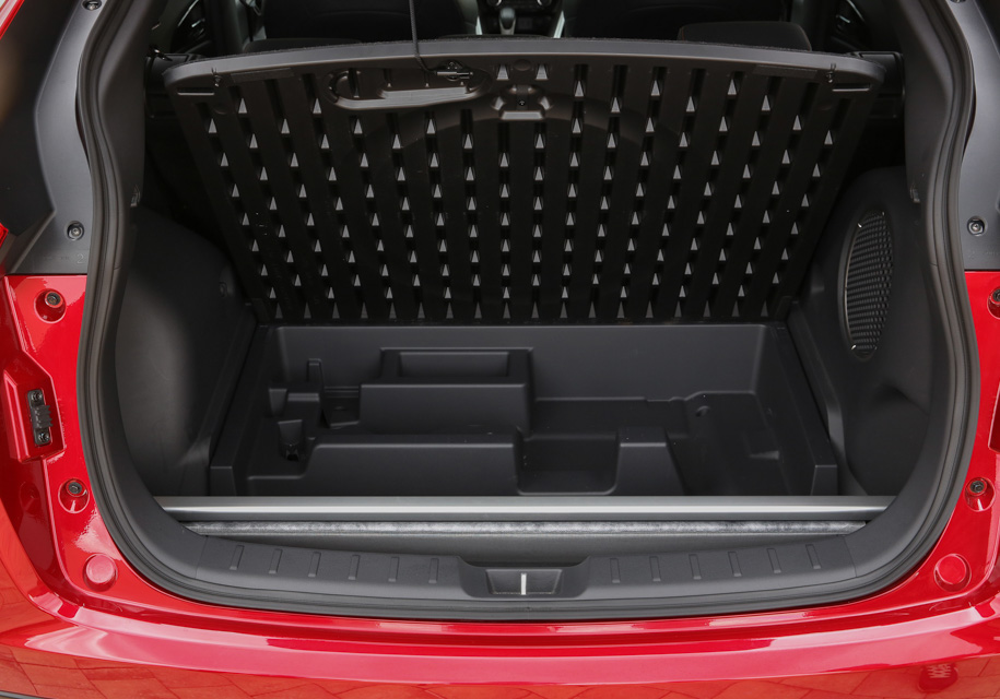 В подполе на европейских машинах располагается органайзер, а панель пола можно закрепить крючком, чтобы она не падала на голову, пока вы туда что-то укладываете.