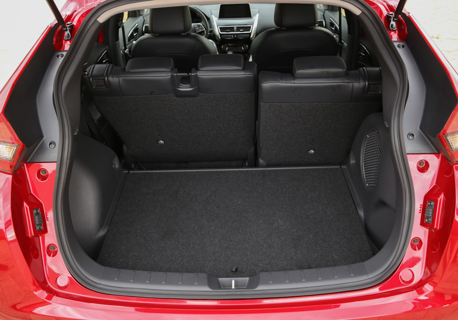 Если обе секции дивана сдвинуть максимально вперед, то объем увеличится до 448 литров. Правда, тогда между полом багажника и спинками сидений образуется яма.