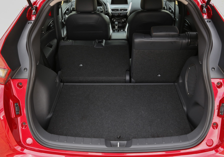 Спинки можно сложить, но данные по максимальному объему багажного отсека в Mitsubishi Motors пока не привели.