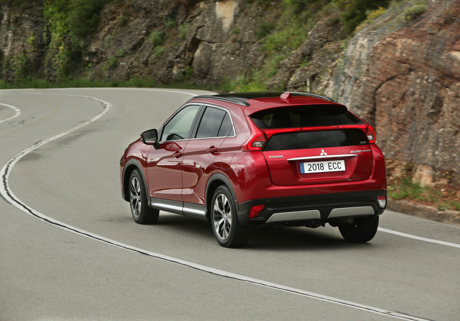 У полного привода Mitsubishi Eclipse Cross три режима работы: автоматический, для гравия и для снега. В компании утверждают, что в последнем случае до 60 процентов крутящего момента отправляются на задние колеса, а в гравийном - до 55 процентов.