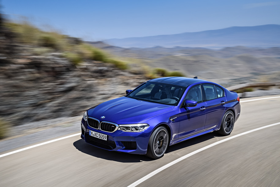 Карбоновая крыша вроде как слегка снижает центр масс, однако лучше расценивать ее как приятный М-аксессуар. И да – с ней у вас не будет люка.