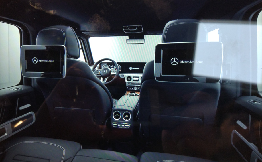 Официальных фотографий задней части салона пока нет, так что придется довольствоваться вот таким снимком с айпада. Как говорится, простите за неровный почерк.