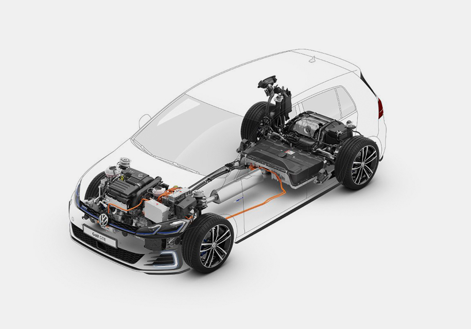 <mark>**PHEV**</mark>Гибрид PHEV — это уже почти электромобиль с запасом хода на чистом электричестве до 50 км. Здесь есть не только турбомотор и помогающий ему электромотор, но и очень емкая батарея, которую можно подзаряжать дома, от розетки. У Golf GTE, например, гибридная установка по мощности сравнима с Golf GTI, но выбрасывает в атмосферу в 4 раза меньше вредных веществ. Выгода, увы, включена в стоимость: цена GTE на 6 тысяч евро выше GTI. Более того — PHEV на тысячу дороже чистого электромобиля e-Golf! В общем, доля таких машин и в будущем останется невысокой. «Мягкие гибриды» и электромобили будут пользоваться гораздо большей популярностью.
