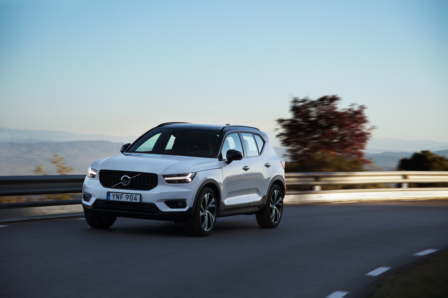 XC40 – первенец новой платформы CMA, разработанной Volvo не столько для себя, сколько для китайских хозяев из [Geely](/news/lynk01-20-10-2016.htm). Спереди тут стойки McPherson, сзади многорычажка, амортизаторы – на первых порах только обычные, хотя потом дадут и адаптивные. 
