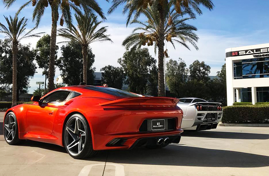 [Saleen S1](https://motor.ru/news/saleens1-01-12-2017.htm) оснащается 457-сильным мотором 2.5 и шестиступенчатой «механикой». С нуля до 96 километров в час купе разгонится за 3,5 секунды. Максималка — 290 километров в час. Стоить такая машина будет около 100 тысяч долларов.