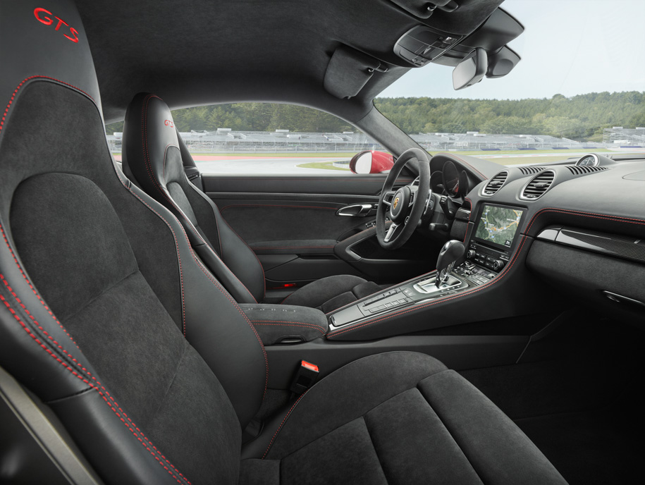 Мы сами не заметили, как этот интерьер устарел: минимум сенсоров, максимум физических кнопок – кто бы мог подумать, что это станет экзотикой даже в Porsche? И именно 718-м эта аналоговость подходит идеально: на треке вам меньше всего хочется выяснять, правильно ли тачскрин понял тычок пальца. Алькантаровые кресла с фирменными логотипами хороши, но на треке вам все же захочется правильных опциональных ковшей.