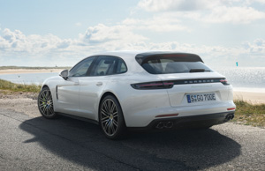 Небольшим бонусом к тесту GTS стал автомобиль с самым длинным именем в истории Porsche: Panamera Turbo S E-Hybrid Sport Turismo. По сути это тот же универсал, на котором уже [ездил](/testdrives/panamerast.htm) Миша Цымбал, но с 680-сильной силовой установкой от «супергибридной» Panamera, на которой он… тоже ездил. Поэтому мне остается только подтвердить наблюдения шефа: это машина с запредельной динамикой и феноменальной для 2,3-тонной бандуры управляемостью. Единственное, чего ей не хватает – это правильного звука.