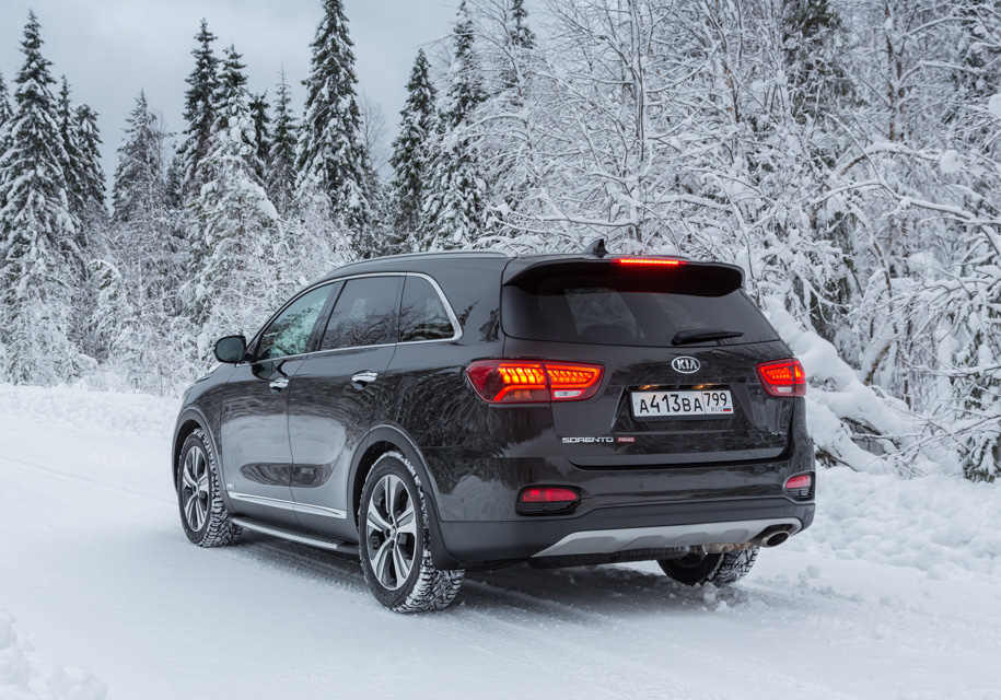 Вместе с новыми элементами экстерьера Kia Sorento Prime после обновления получил еще и два новых цвета кузова: синий и коричневый.
