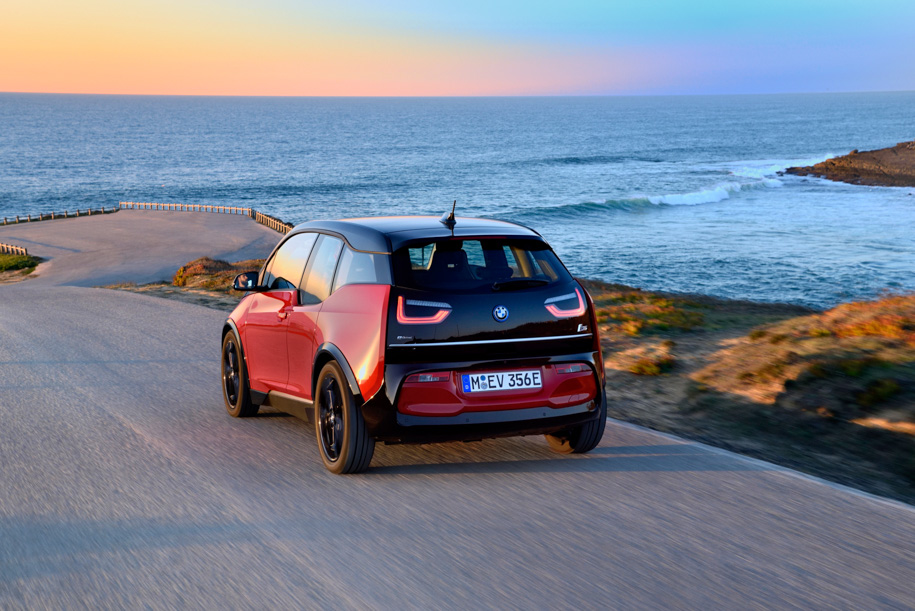 С обновлением (и новым модулем DSC) у владельцев BMW i3 и i3s появится возможность слегка ослабить ошейник системы стабилизации. Теперь электроника допускает легкое проскальзывание ведущих колес – это пригодится при старте на дорогах с низким коэффициентом сцепления (зимой или в мокрую погоду), а любителям активной езды позволит получить еще больше удовольствия от вождения.