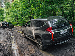 [Mitsubishi Pajero Sport против Renault Duster: бесчеловечное, но не бессмысленное противостояние](https://motor.ru/testdrives/dakarshadows.htm)