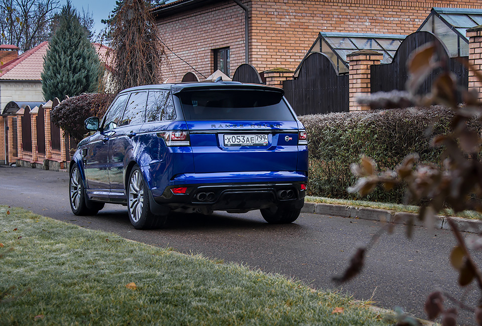 В парковочном режиме SVR приседает на пневмоподвеске и становится похожим на лоурайдер. Ну кайфово же!