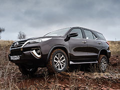 [Разбираемся, зачем Toyota привезла в Россию еще один рамный внедорожник – Fortuner](https://motor.ru/testdrives/toyotaforutnerfirsttest.htm)