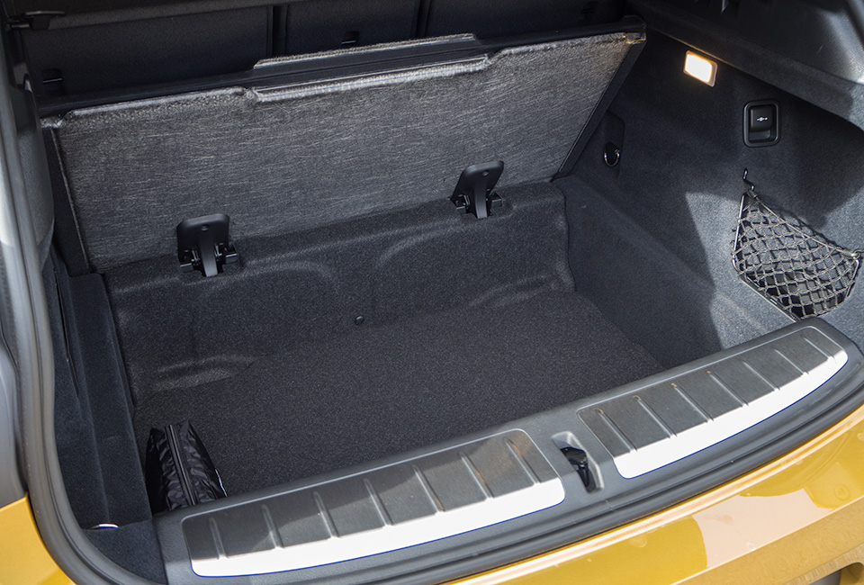 Объем багажника – 470 литров. Под полом в европейских версиях прячется объемная ниша, но в России там, скорее всего, будет докатка. Задняя дверь может быть оснащена электроприводом.