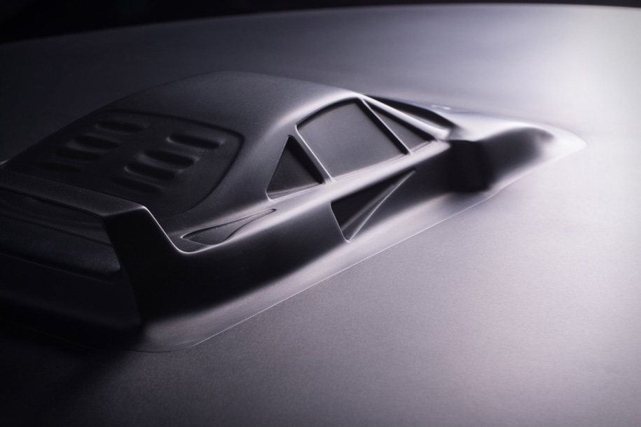 Один из законченных экземпляров стола: Ferrari F40