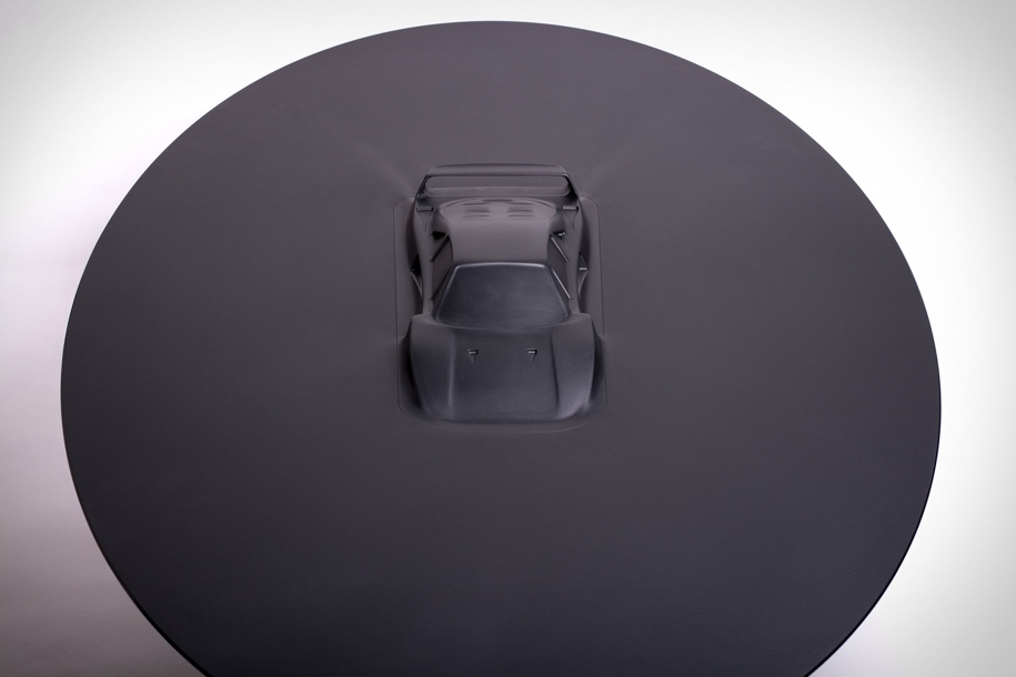 Один из законченных экземпляров стола: Ferrari F40