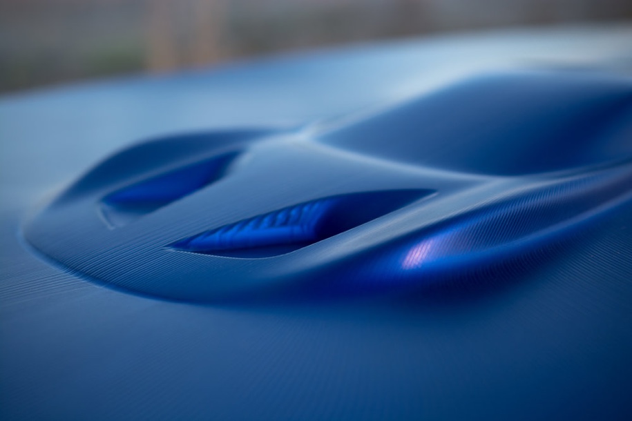 Один из законченных экземпляров стола: Ford GT