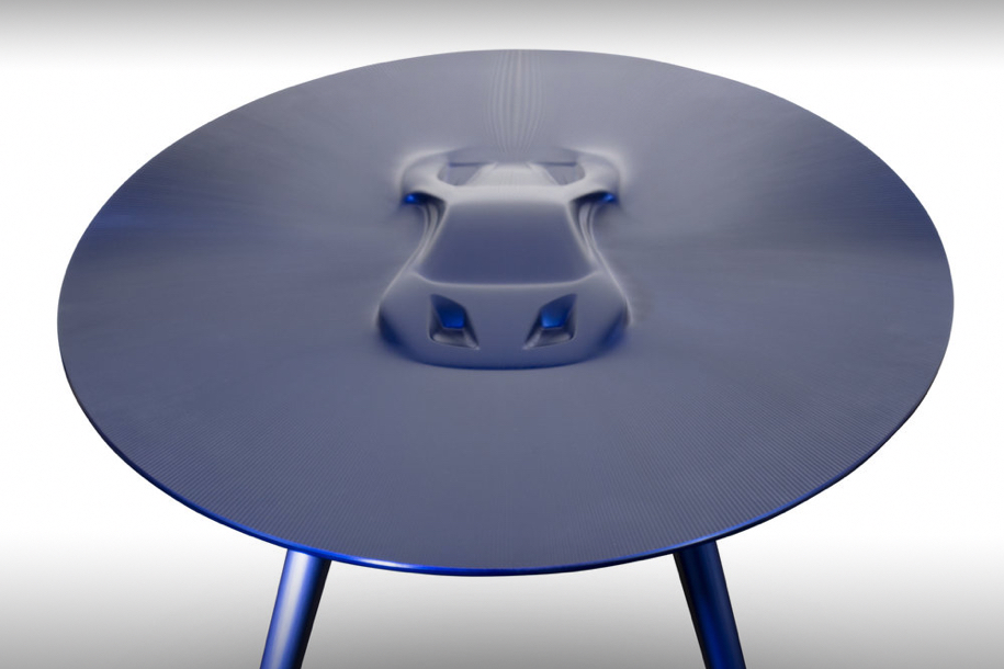 Один из законченных экземпляров стола: Ford GT