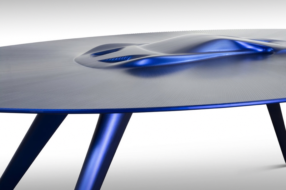 Один из законченных экземпляров стола: Ford GT