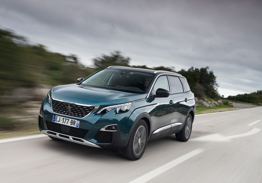 #####Peugeot 5008Новичок сегмента – семиместный Peugeot 5008, который только-только выходит на российский рынок. Выглядит-то он как кроссовер, но без полного привода и со 160 миллиметрами реального клиренса (согласно замерам «Авторевю») по сути является большим легковым универсалом – то есть, нашим «клиентом». Причем недешевым: цены на 150-сильную бензиновую версию находятся в диапазоне от 1,9 до 2,2 миллионов рублей, а машины с двухлитровым дизелем той же мощности стоят от 2,0 до 2,3 миллионов.