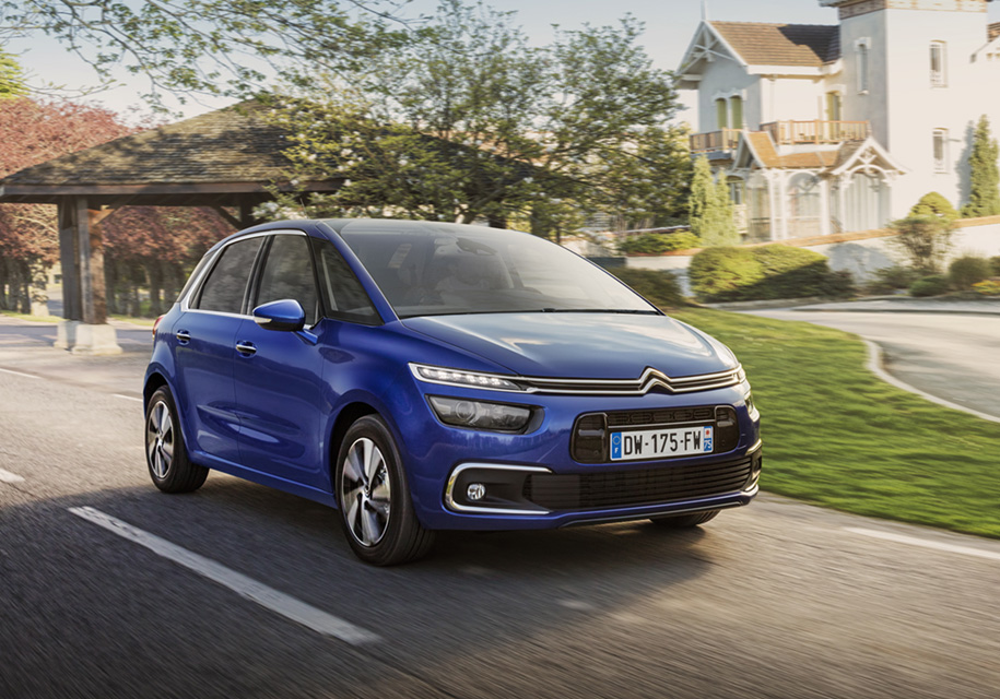 #####Citroen C4 Picasso / Grand C4 PicassoФранцузский минивэн фактически в одиночку держит тех, кто готов потратить неплохие деньги на семейную машину, но отрицает существование кроссоверов. Цены на Picasso и Grand Picasso – практически такие же, как на Mercedes и BMW, то есть от 1,7 до 2,8 миллионов рублей. Правда, С4 принципиально больше и вместительнее, а еще дает выбор по двигателям: можно взять либо 150-сильный бензиновый, либо 120-сильный дизельный мотор в паре с шестиступенчатым «автоматом». А еще есть 115-сильный дизельный Grand Picasso с «механикой» – входная версия для тех, кто готов экономить на всем, кроме простора. В общем, предложение интересное – и не удивительно, что семейство Picasso продается у нас так же, как Active Tourer и В-класс вместе взятые. Даже с учетом того, что часть машин ушла в таксопарки на замену Ford Galaxy.