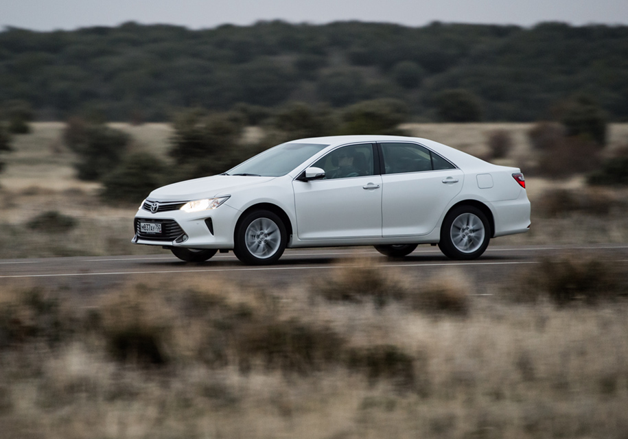#####Toyota CamryToyota Camry с базовым мотором 2.0 оценивается минимум в 1 377 000 рублей. Базовая версия седана со 181-сильным двигателем 2.5 стоит 1 462 000 рублей, а самая богатая модификация с этим же мотором — 1 787 000 рублей, но у такой «Кэмри» даже задние сиденья будут с электроприводом. В моторной гамме японского седана есть еще и 3,5-литровый V6. Он доступен для одной комплектации и стоит 2 003 000 рублей.