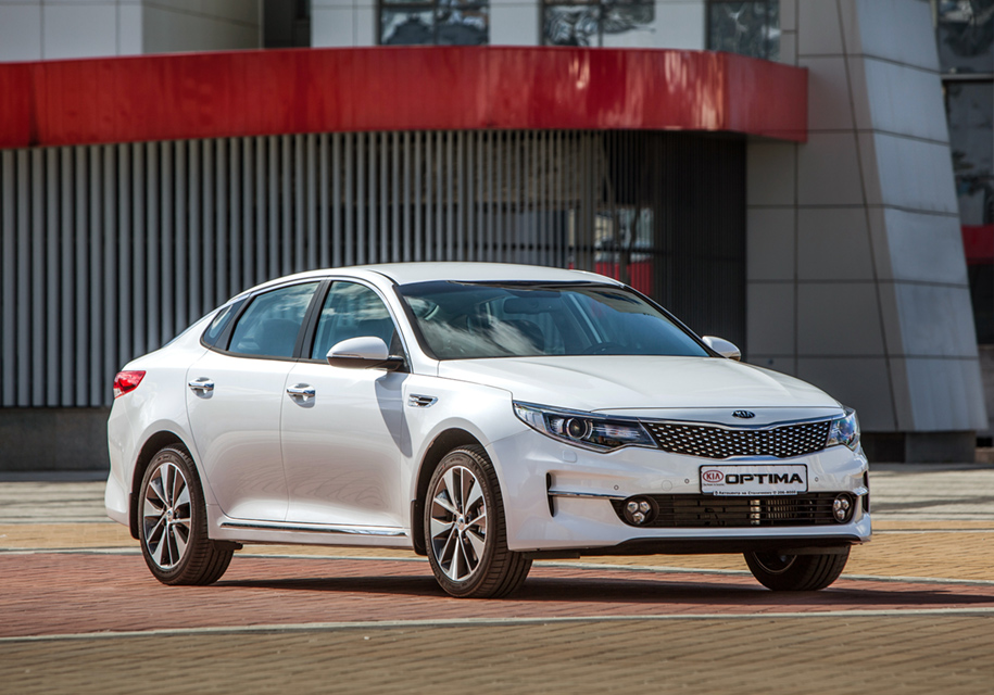 #####Kia OptimaБлижайший родственник «Сонаты» - Kia Optima – продается в России с тремя моторами: теми же атмосферниками, что и Hyundai, а также с двухлитровым турбомотором мощностью 245 сил. Самая дешевая версия «Оптимы» оценена в 1 199 900 рублей. Цены на машину с 2.4 начинаются с 1 519 900 рублей, а самая дорогая версия с этим двигателем обойдется в 1 699 900. 245-сильная «Оптима» – этот минимум 1 849 900 рублей.