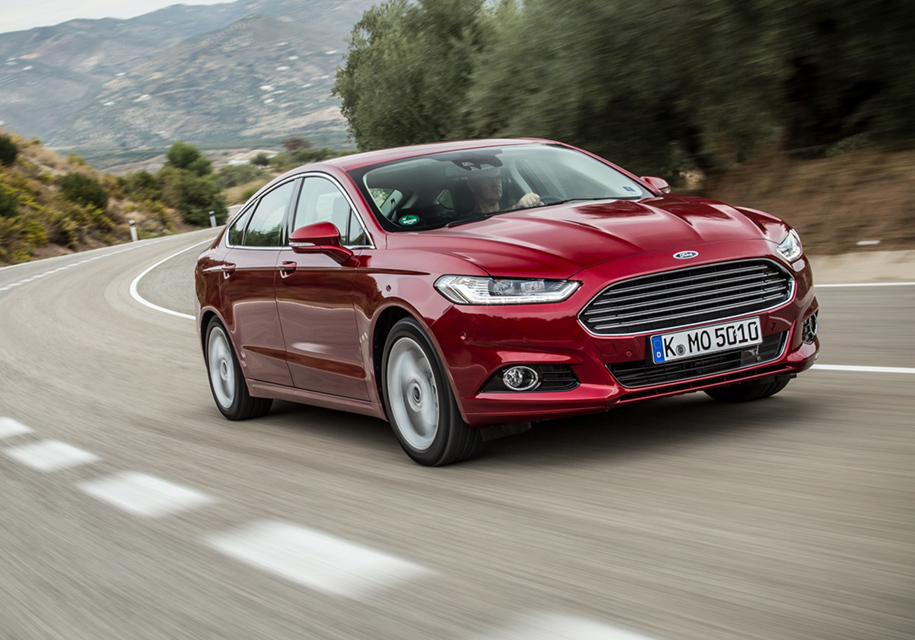 #####Ford MondeoFord Mondeo тоже доступен в России с тремя бензиновыми моторами, но ни один из них невозможно сопоставить с 2,4-литровым двигателем «Сонаты». Базовый двигатель «Мондео» - 2,5-литровая «четверка» мощностью 149 сил (от 1 330 000 рублей). Следующий в иерархии агрегат — турбированный 2.0 на 199 сил (от 1 664 000 рублей), а топовый — тоже турбированный 2.0, но развивающий 240 сил (от 1 935 000 рублей).
