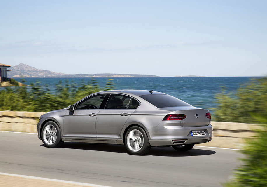 #####Volkswagen Passat«Пассат» продается в России только с турбированными моторами: тремя бензиновыми и одним дизелем. Первые представлены агрегатами 1.4 (125 л.с. и 150 л.с.) и 1.8 (180 л.с.), а мотор на «тяжелом топливе» – это четверка 2.0 мощностью 150 сил. Цена на немецкий седан стартуют с 1 499 000 рублей. Самая дорогая комплектация Passat стоит 1 989 000 рублей без учета опций.