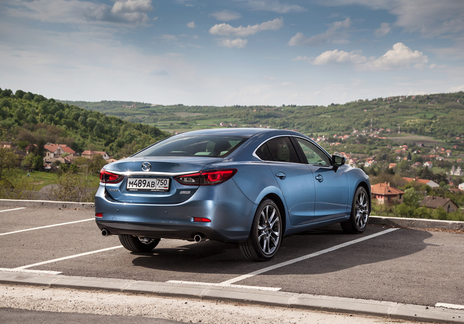 #####Mazda6Цены на Mazda6 начинаются с 1 336 000 рублей, но это будет машина с мотором 2.0. Седан с 2,5-литровым агрегатом обойдется минимум в 1 509 000 рублей. Топовая версия «шестерки» встанет в 1 989 000 рублей. И это без навигатора, охранного комплекса и сигнализации, за которые тоже надо доплатить.