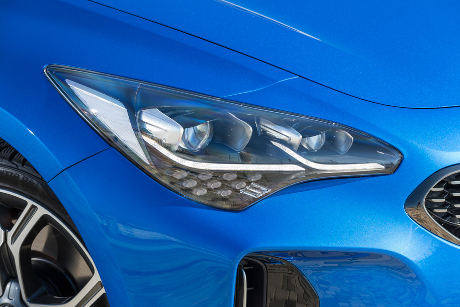 В базе светодиоды будут только в огнях дневного хода. Можно заказать полностью светодиодные фары и даже светодиодные адаптивные.